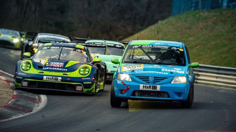A Nürburgring kedvenc kakukktojása a Dacia Logan a kitartás szimbóluma