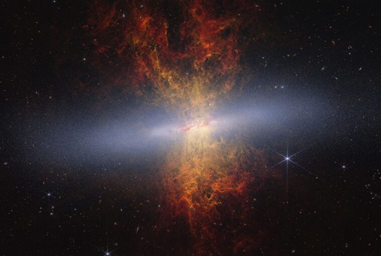 A James Webb 16,5 millió csillagot fedezett fel a Szivar-galaxis pora mögött