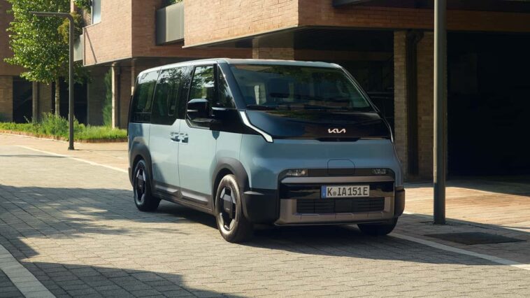 A Kia PV5 hétüléses elektromos egyterűként 318 literes csomagtérrel debütál