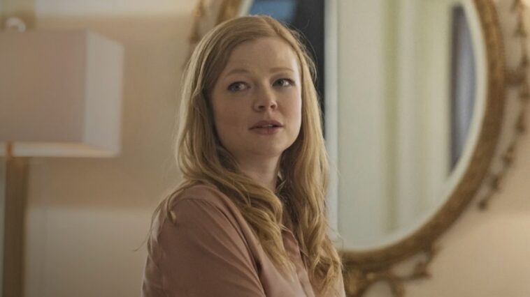 Sarah Snook a Madarak című Hitchcock-klasszikus új sorozatában egy tettre kész bírót alakít a fagyos Alaszkában