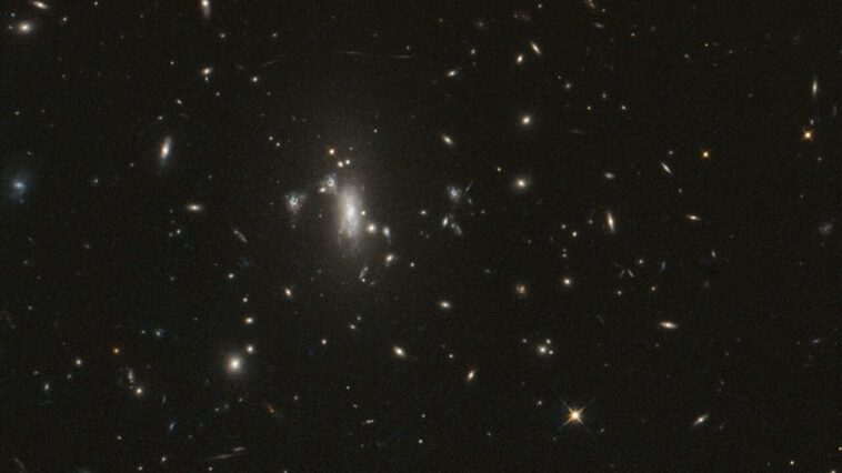 A Hubble a 200 ezredik Föld körüli keringésén egy gravitációsan lencsézett szupernóvát figyelt meg
