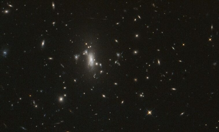 A Hubble a 200 ezredik Föld körüli keringésén egy gravitációsan lencsézett szupernóvát figyelt meg