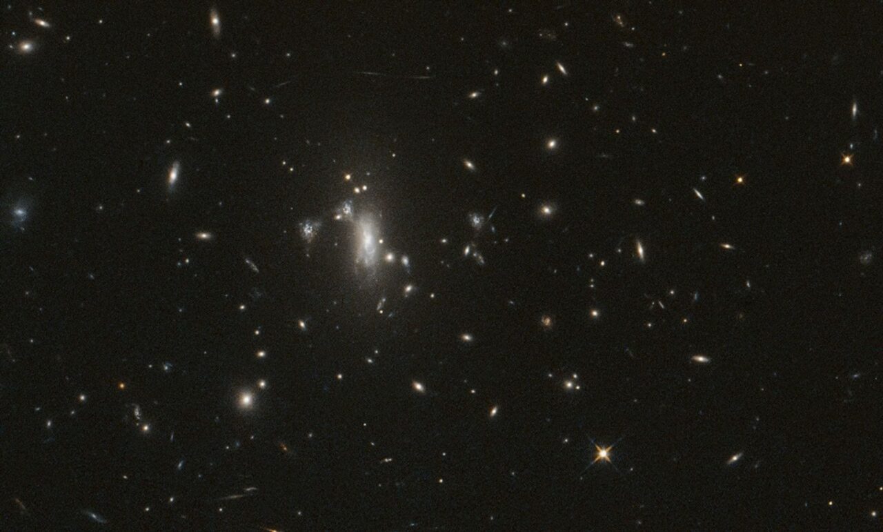 A Hubble a 200 ezredik Föld körüli keringésén egy gravitációsan lencsézett szupernóvát figyelt meg